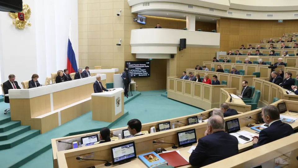 Новый закон вводит официальный реестр «уклоняющихся» за границей россиян и широкий набор ограничений — от блокировки удалённых банковских услуг до запрета на выдачу загранпаспортов и получения выплат.