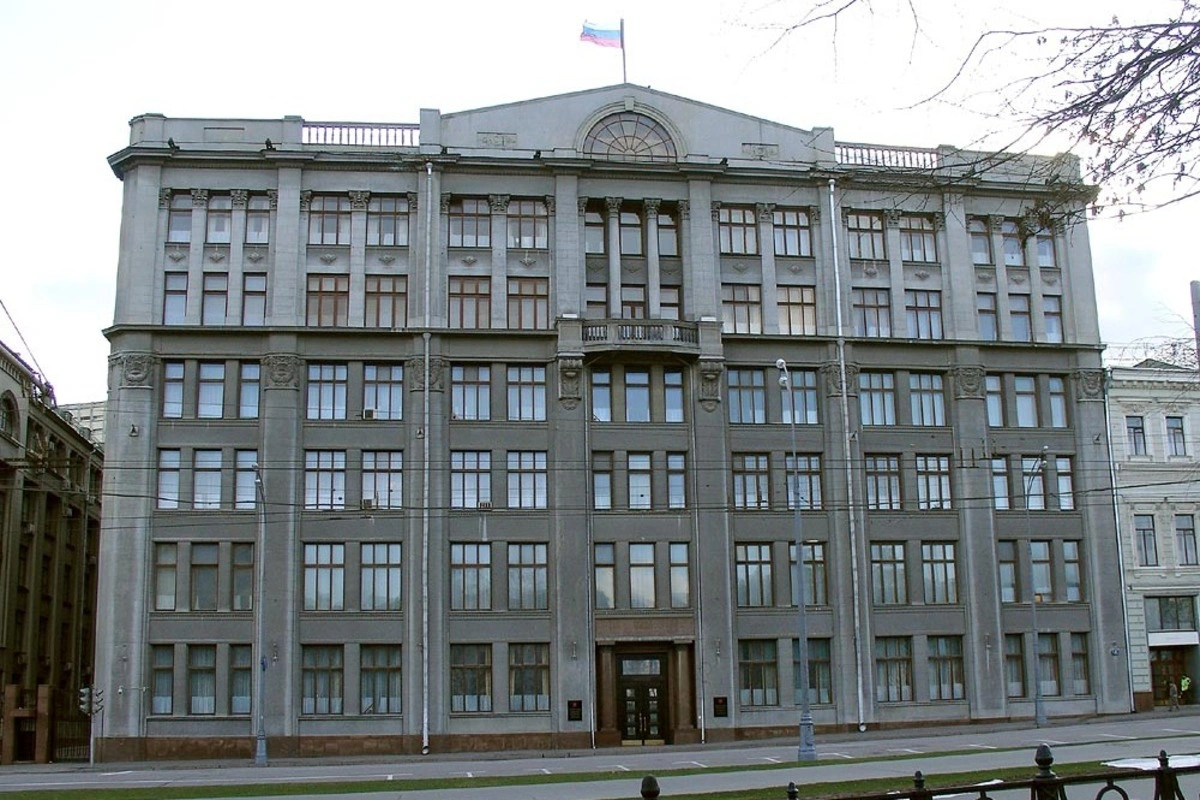 В администрации президента рекомендовали крупным подконтрольным СМИ сократить публикации с кадрами последствий ударов ВСУ по российской территории и чаще демонстрировать материалы о результатах российских атак; обсуждаются и предложения ужесточить ответственность за такие публикации.