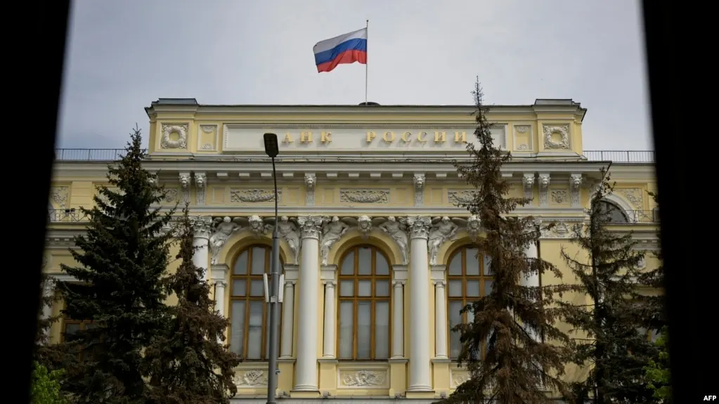 Центральный банк России расширил перечень криптовалют, которые могут свободно торговаться на биржах, введя лимиты для неквалифицированных инвесторов и требования к тестированию рисков.