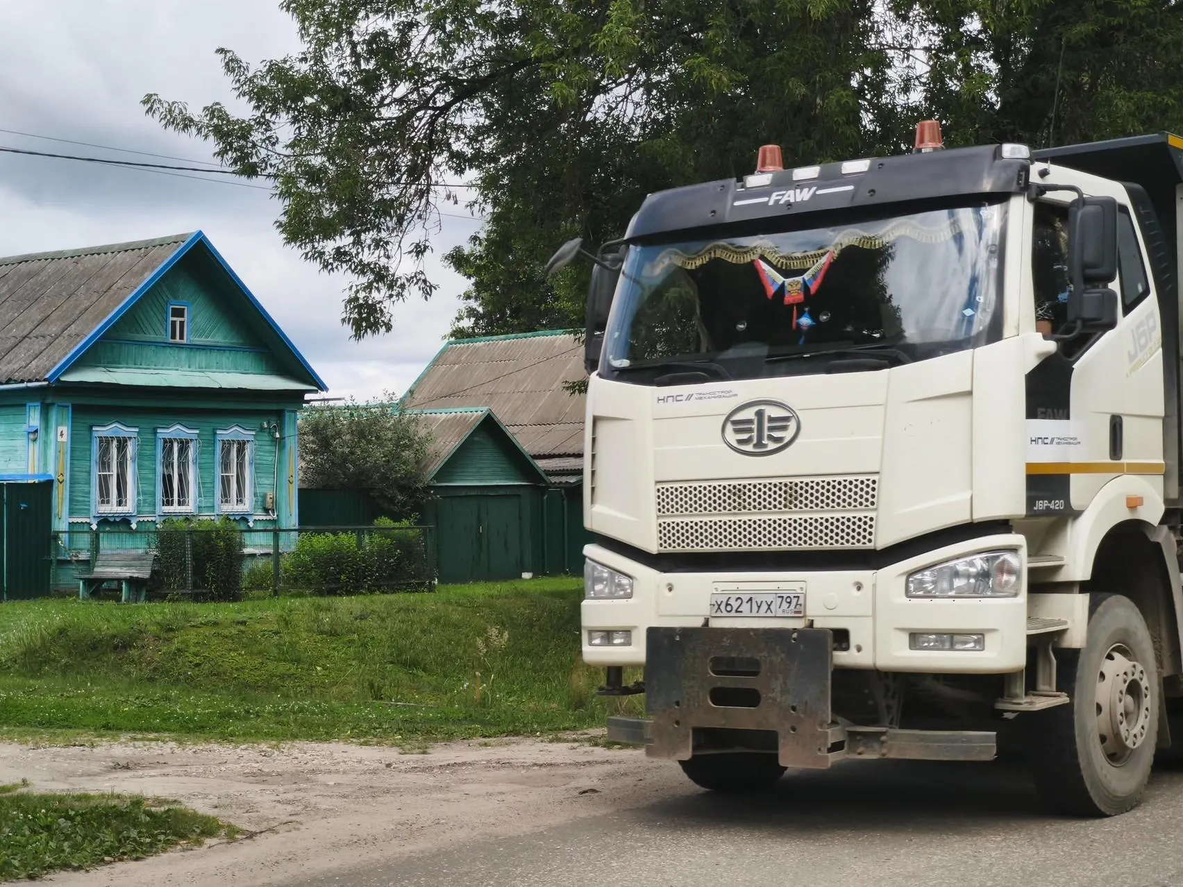 Как выживают деревни вдоль маршрута новой магистрали: изъятие жилья, близость к поездам и грузовикам, новые реальности повседневной жизни.