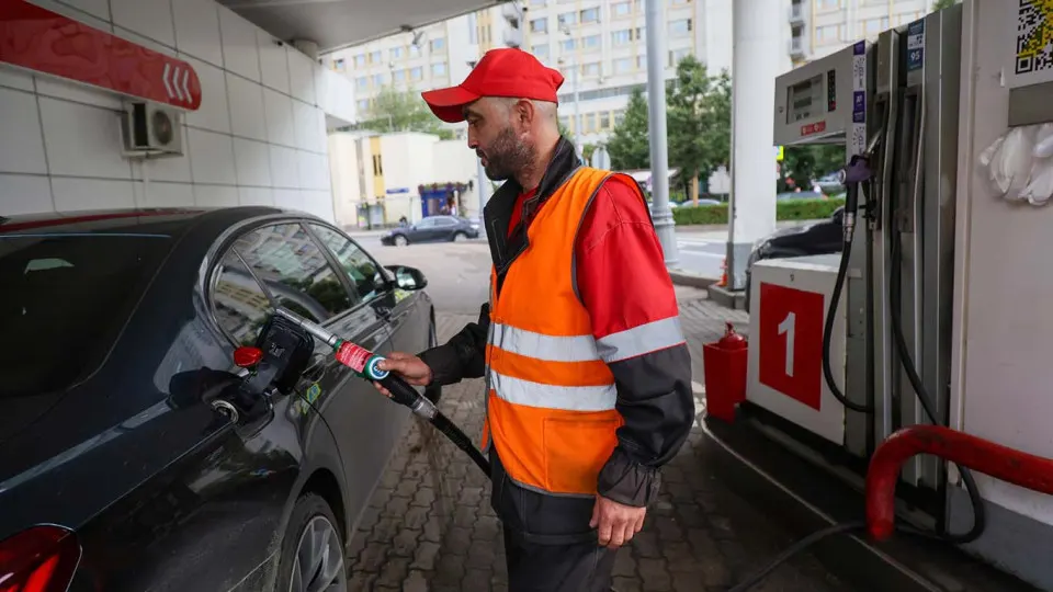 В Москве и Подмосковье зафиксированы перебои с бензином и очереди на заправках; ситуация распространилась на соседние регионы после ударов по НПЗ, что влияет на цены и доступность топлива.