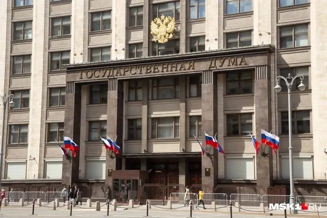 Данные о заработке губернатора и владении квартирами в Калининградской области обсуждают в контексте подготовки к выборам в Госдуму; аналитики оценивают «багаж» кандидатов из Кузбасса.