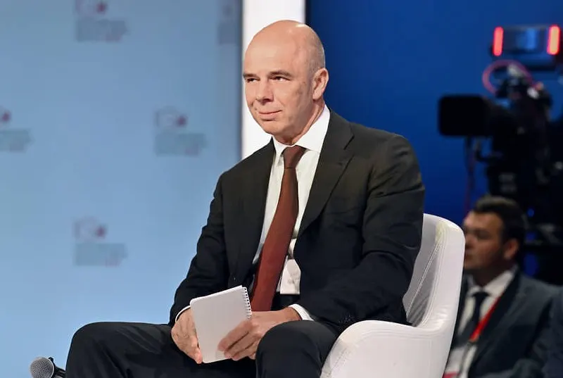 Глава Минфина Антон Силуанов заявил, что бюджет полностью профинансирован, а дефицит на начало 2026 года оценивается в 6,46 трлн рублей (примерно 2,8% ВВП).