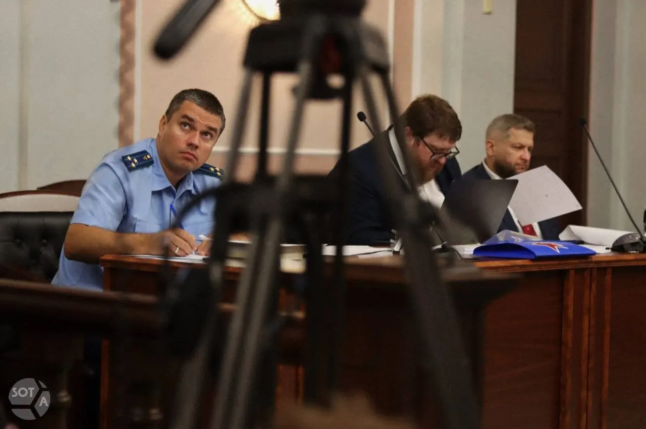 Иск об отстранении конкурентов от выборов подан в суд; обвинения включали призывы к экстремизму, иностранное финансирование и нарушение авторских прав.