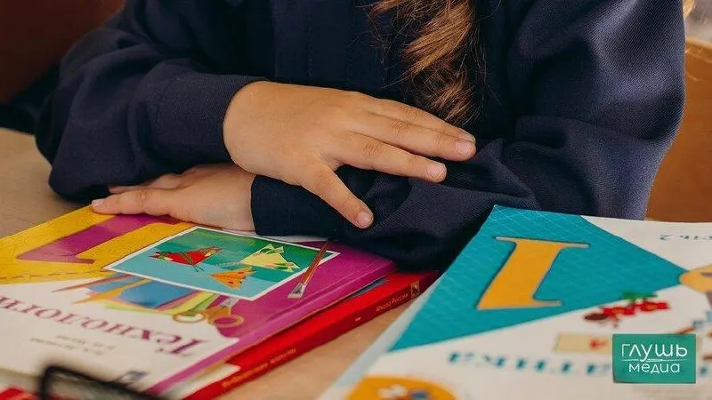 Законодатели обсуждают возможность упрощения порядка зачисления детей граждан в школы и детсады без постоянной регистрации на основании арендного договора и официального трудоустройства родителей.