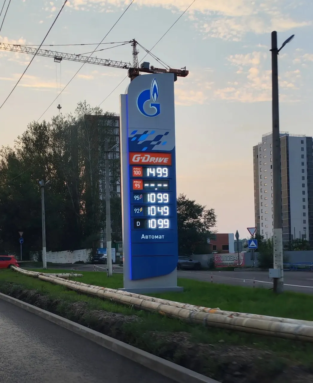 В ряде регионов снова вводят лимиты на бензин, в отдельных городах дорожают продукты из‑за подорожания топлива. На трассах заметен сильный разброс цен, а дефицит влияет на стиль вождения и число штрафов.