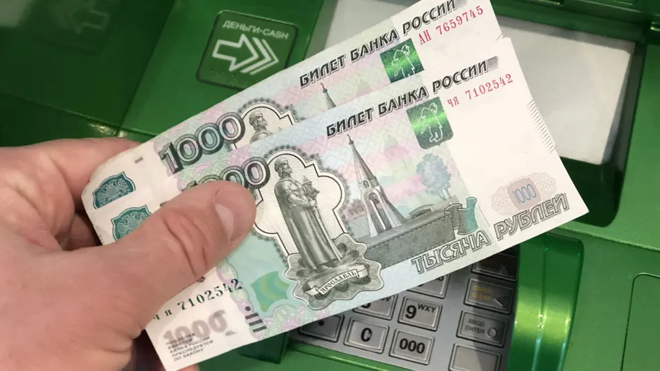 Россиянам рекомендуется самостоятельно устанавливать суточные и месячные лимиты на снятие наличных и переводы по номеру телефона, чтобы снизить риски хищений и неправомерных операций.