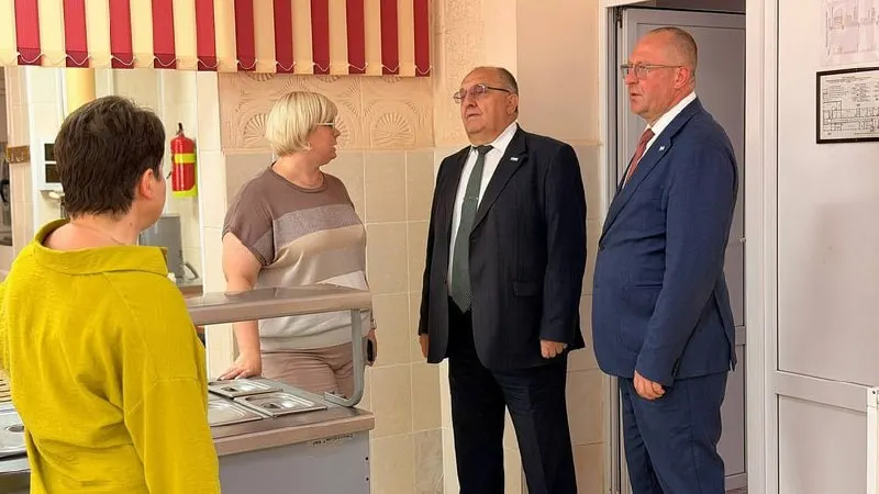 Мэр Саратова обсудил подготовку школьных столовых к новому учебному году и переход на самостоятельное приготовление пищи.