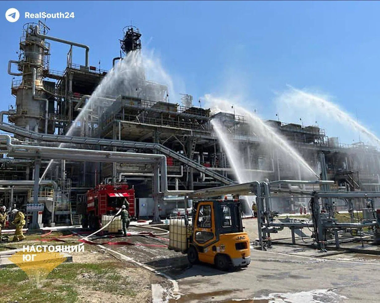 Август стал одним из самых сложных месяцев для российской нефтепереработки: зафиксировано 21 нападение на НПЗ, шесть крупных заводов остановлены. Переработка снизилась до 3,8 млн баррелей в сутки, выпуск бензина и поставки внутри страны сократились примерно на 20%, регионы сталкиваются с перебоями, цены растут.