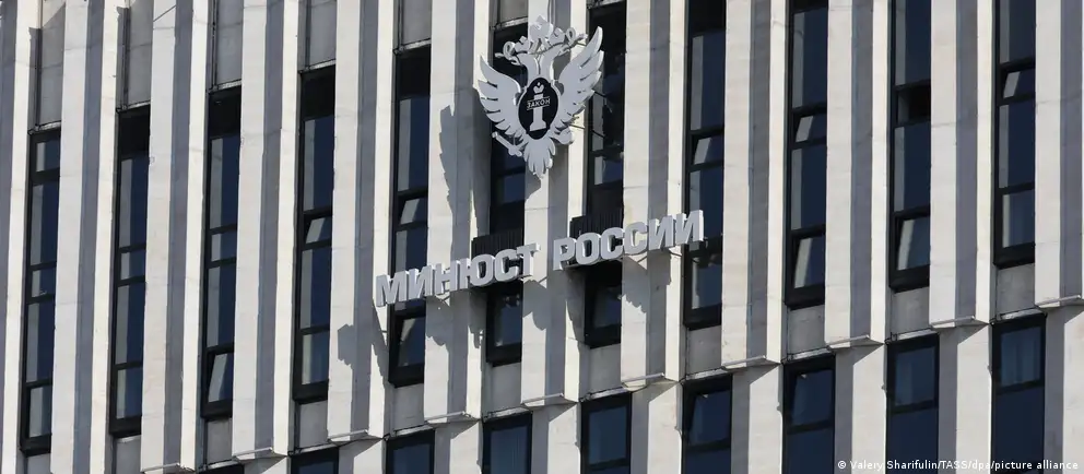 Минюст расширил реестр нежелательных организаций на шесть позиций, добавив американский Фонд защиты прав человека и ряд европейских учреждений, а также антивоенное сообщество и общественные организации.
