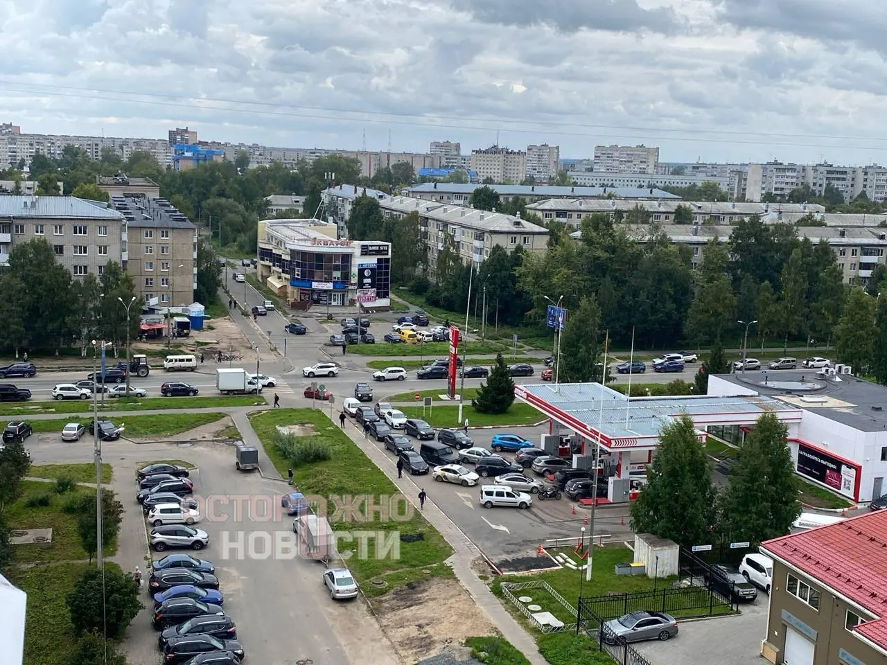 В регионах Пензы, Томской области, Архангельской области, Ростове-на-Дону и Саратовской области люди сталкиваются с нехваткой топлива, длительными очередями и непредсказуемостью поставок.