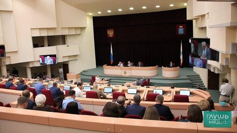В Саратовской области принят закон, снимающий ответственность руководителей школ за ремонт и строительство, затрагивающий также учреждения культуры и спорта.