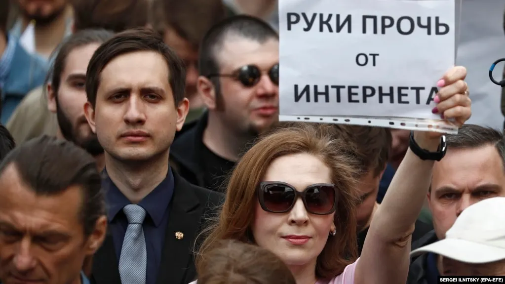 Роскомнадзор расширил блокировку VPN-сервисов, что привело к отключениям и техническим проблемам у ряда сервисов обхода блокировок. Эксперты отмечают рост трудностей, а власти заявляют о необходимости контроля над интернетом.