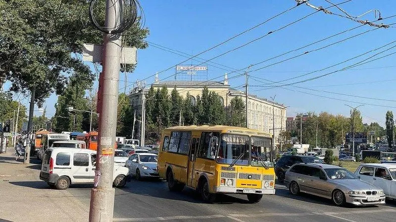 Очереди на заправках в Ленинском районе вызвали заторы на улицах: автомобили стоят в длинных очередях у АЗС и у моста.