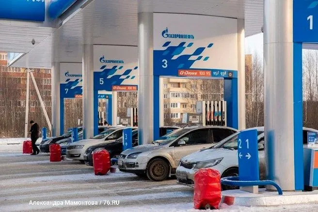 Компания сняла лимиты на продажу топлива, позволив заправлять любой объём и оплачивать после заправки. Изменения коснулись Санкт‑Петербурга, Ленинградской области, Москвы и ещё ряда регионов.
