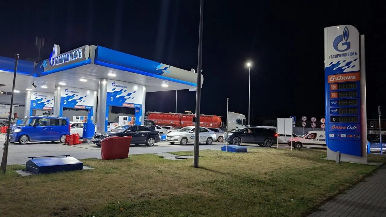 ФАС организовала десятки дел и предупреждений против нефтяников и независимых АЗС; регионы сталкиваются с дефицитом топлива.