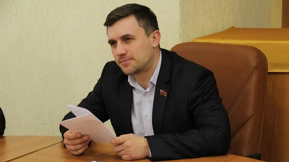 Саратовский суд вынес штраф за экстремистскую символику; решение может привести к снятию кандидатуры с выборов.