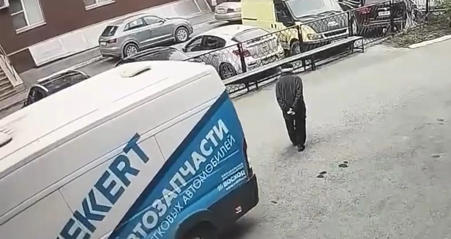 Водитель фургона сбил пенсионера возле поликлиники; пенсионер умер через три недели, а решение МВД вызывает сомнения у родственников.