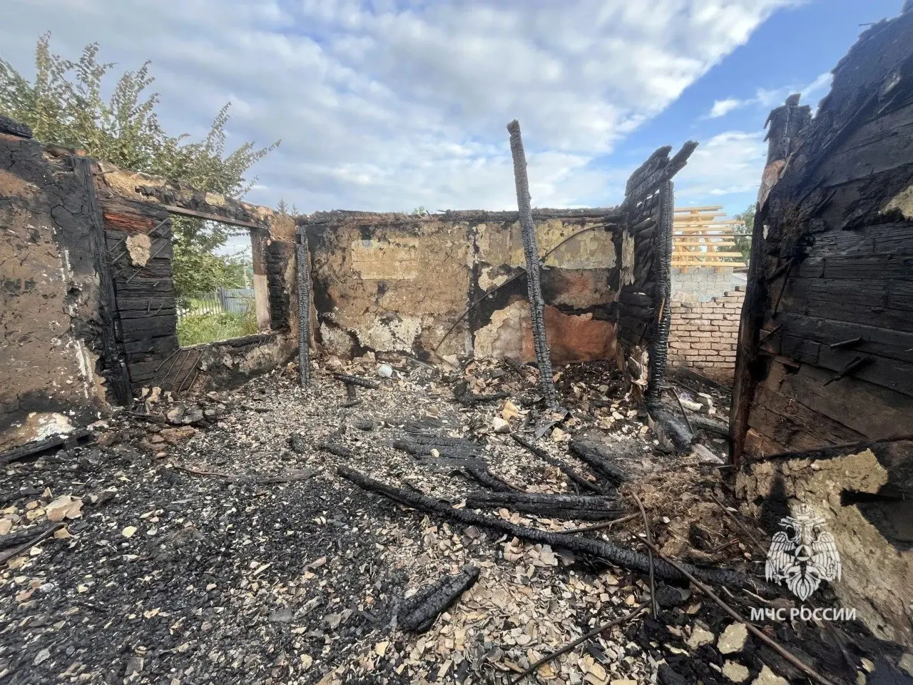 Пожар в частном доме в Гагаринском районе Саратовa: погиб мужчина; предварительная причина — неосторожное обращение с огнем при курении.