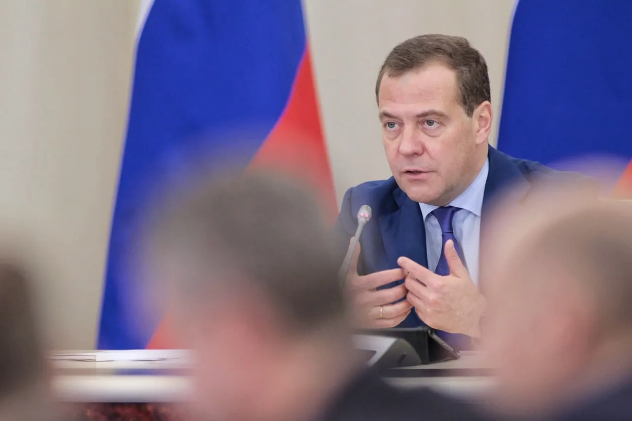 По словам лидера Единой России, даже после прекращения или приостановки СВО идеологическое противостояние не исчезнет; обсуждаются вопросы воспитания общества.