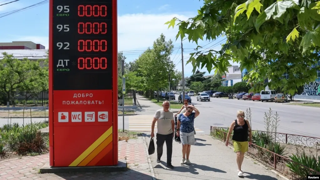 Бензин исчез в Геленджике и близлежащих населённых пунктах; власти опубликовали список работающих заправок, очереди растут. Дефицит топлива фиксируется и в других регионах на фоне атак на топливно-энергетический комплекс.