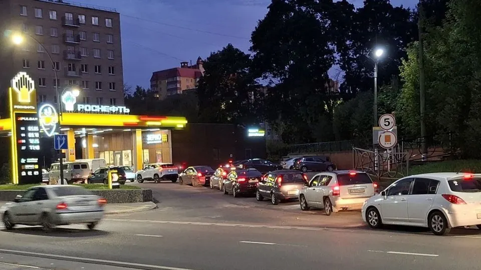 Очереди на АЗС снова возникают в разных регионах страны на фоне кризиса в топливной отрасли, усугубленного последствиями атак на НПЗ и изменениями в импорте.