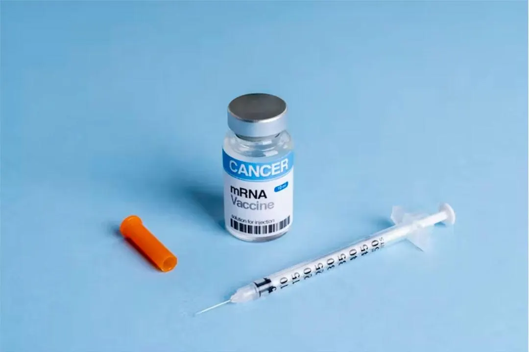 Moderna и Merck сообщили о положительных результатах испытаний персонализированной мРНК-вакцины против меланомы; рынок отреагировал резким ростом акций. В России расширяют госпрограммы высокотехнологичной онкологии и вакцинации.