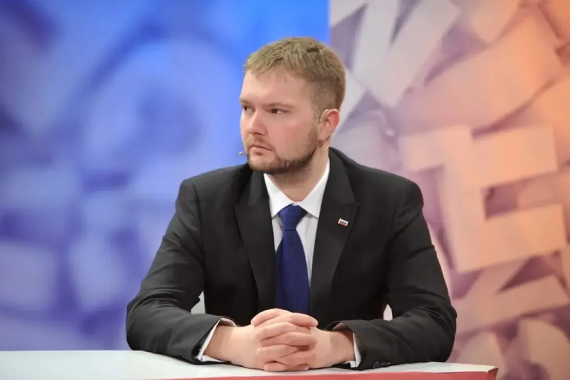 Антон Астахов, сын чиновника по правам ребенка, арестован в Москве по обвинениям в мошенничестве и незаконной выдаче наград за участие в спецоперации; ранее осуждён за мошенничество в Саратове и служил на фронте.