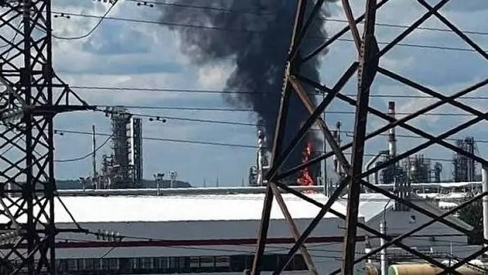 Пермский НПЗ временно остановлен после пожара и повреждений оборудования в результате атаки беспилотников; перебои зафиксированы на ключевых производственных мощностях.