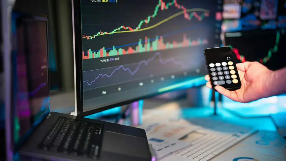 Эксперты предупреждают о возможной блокировке stablecoin USDT в России и рассказывают о шагах банка по созданию собственной цифровой инфраструктуры на фоне кибератак и санкций.