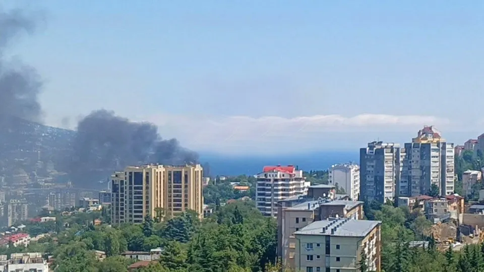 Украинские беспилотники атаковали побережье Ялты, вызвав пожар на набережной и необходимость эвакуации жителей.