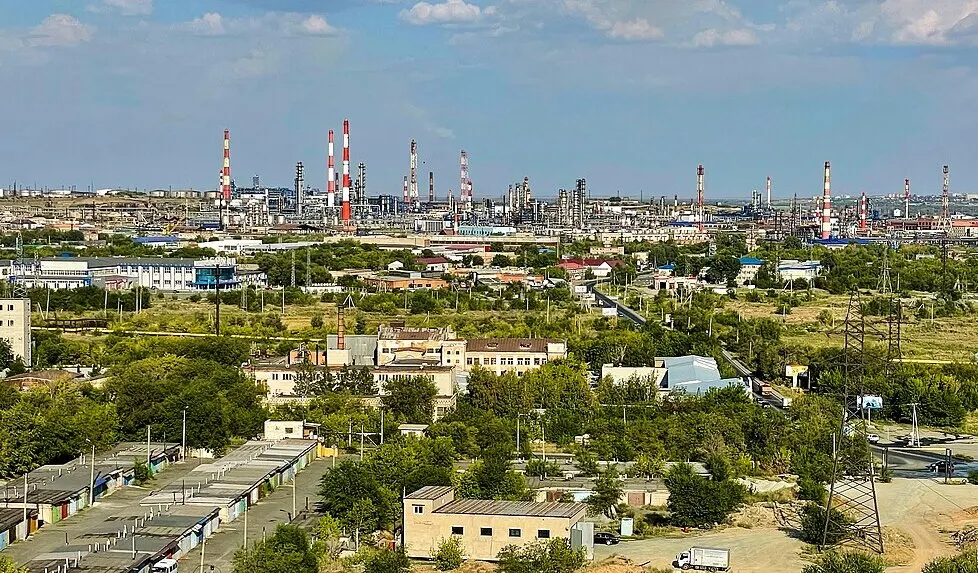 Орский НПЗ остановлен после атаки беспилотников; регионы переходят к контролю за продажей бензина, вводят раздельную заправку и ищут пути пополнения запасов.