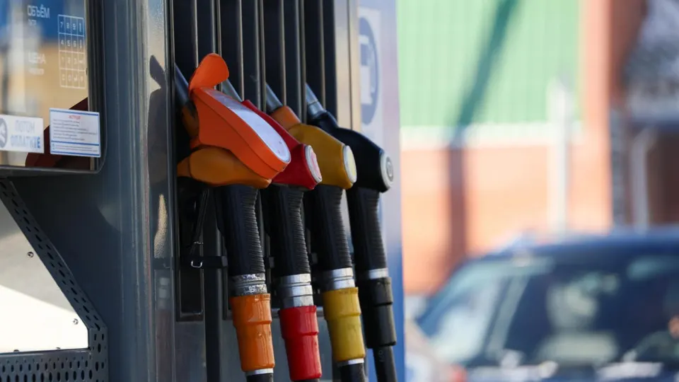 После ударов по нефтепереработке ограничения на отпуск бензина распространились на десятки регионов. Власти призывают экономить топливо и по возможности отказаться от ненужных поездок.