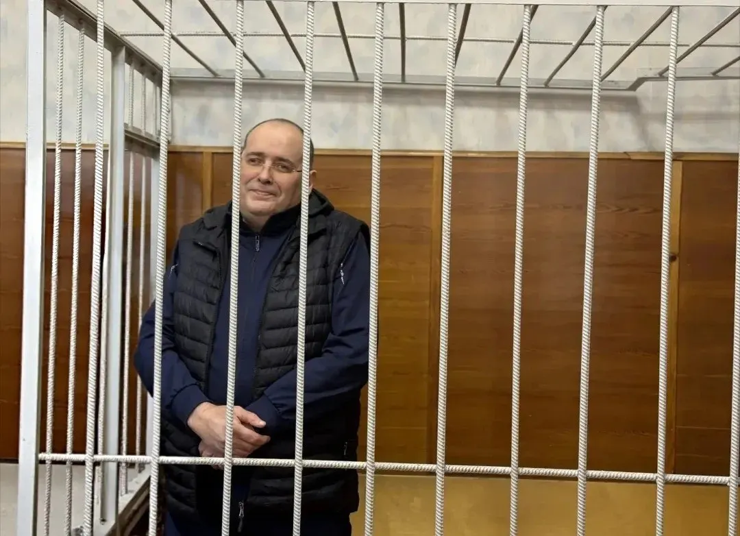 Бывший чиновник ЖКХ признан виновным в получении крупных взяток; суд вынес наказание в виде 14 лет колонии и крупного штрафа.