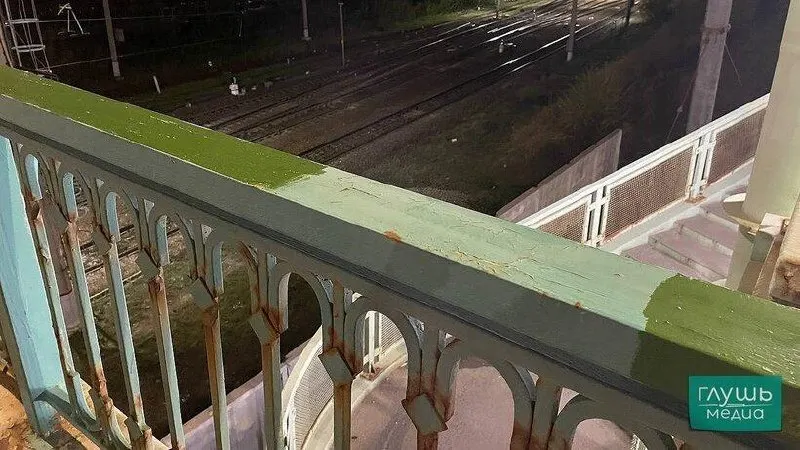 На Трофимовском мосту в Саратове закрасили экстремистские надписи краской; работы ведутся, лифт на мосту по-прежнему не работает, мусор и осколки убраны.