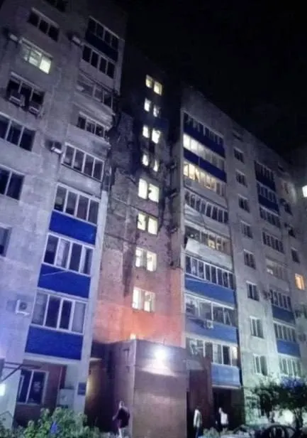 Ночная волна атак беспилотников затронула регионы Ленинградская область, Самарская область и Белгородская область; есть повреждения и пострадавшие, включая жителей Киева.