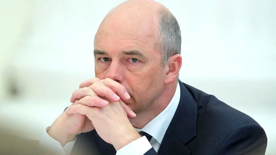 Минфин указывает на рост дефицита к 2026 году, а траты на оборону продолжают давить на казну. Аналитики предупреждают о рисках для бюджета и финансирования других направлений.