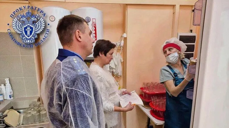 В Октябрьском районе Саратовской области прокуратура выявила нарушения санитарных требований в четырех школах: отсутствие маркировки, нарушения условий хранения и отсутствие необходимых отметок в медицинских книжках работников.