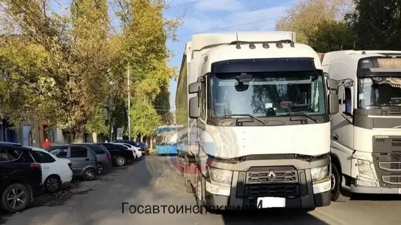 Автомобиль Renault сбил 96-летнего пешехода у дома на Барнаульской улице; пострадавший скончался в карете скорой помощи.
