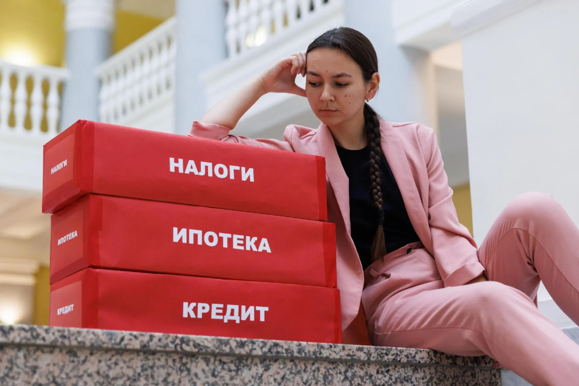 Экономист объясняет риски постоянного повышения налогов и влияние на экономику в бюджете на 2027 год.