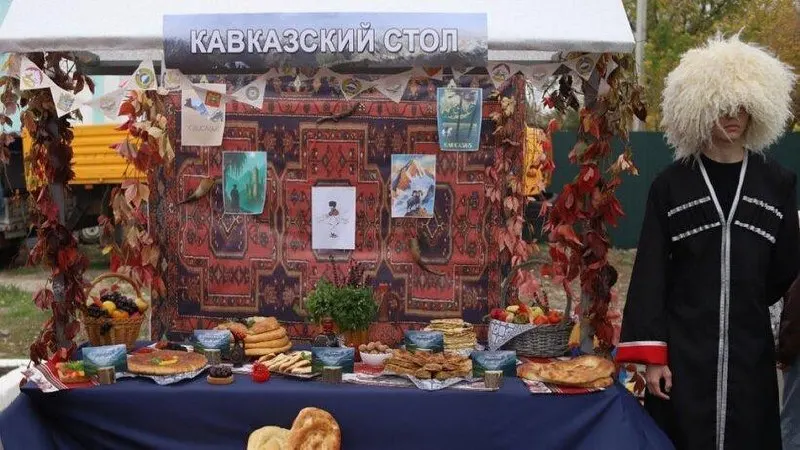 На фестивале хлеба в Балашовском техникуме около 1200 школьников из Балашовского, Романовского и Аркадакского районов приняли участие; кульминацию фестиваля составил 70-метровый бутерброд.