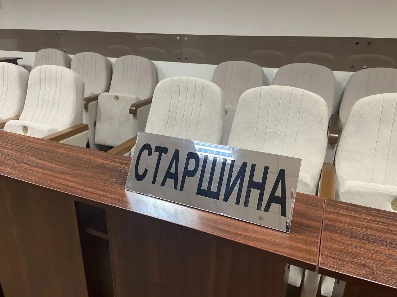 Предлагаемая реформа присяжных сокращает число заседателей вдвое, а судья будет присутствовать в совещательной комнате.