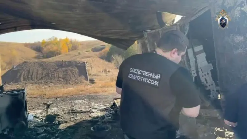 39-летний житель поджёг вагончик, пытаясь расправиться с супругой и знакомым; в результате погиб один мужчина, женщина сумела скрыться.