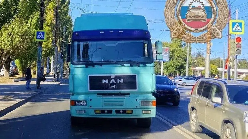 Грузовик MAN сбил 16-летнего подростка в Ленинском районе Саратовской области; пострадавшего оказали медицинскую помощь.