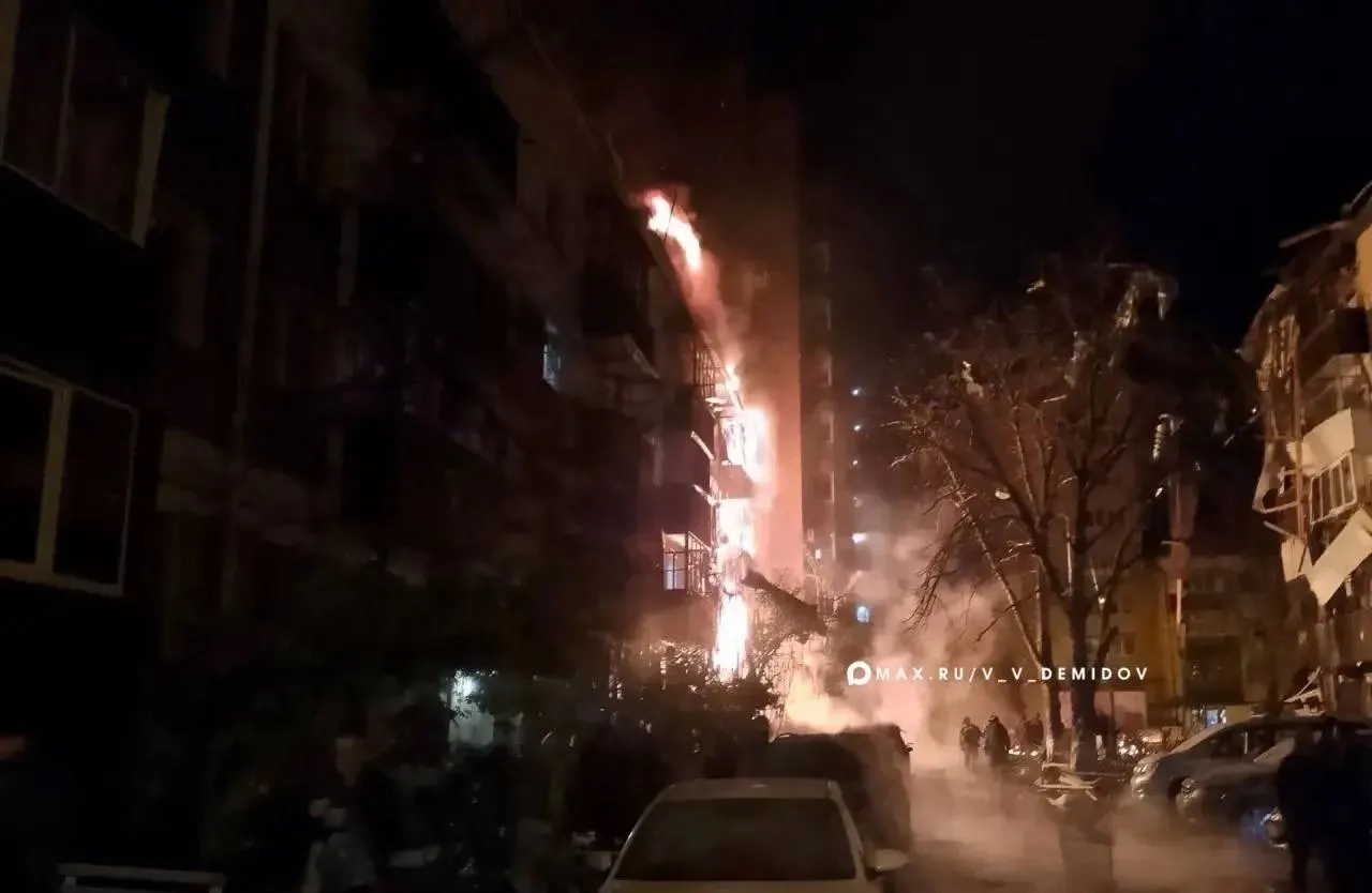 Ночные атаки беспилотников затронули Белгородскую область и соседние регионы; свыше 500 дронов приняли участие, есть погибший.