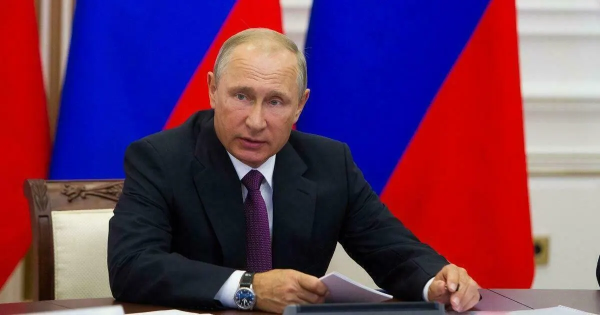 Путин утвердил поручения по итогам заседания и поручил Кабмину разработать и реализовать программу восстановления торговой и логистической инфраструктуры, пострадавшей в результате террористических актов, с первоначальным докладом до 1 ноября и последующими ежеквартальными отчётами.